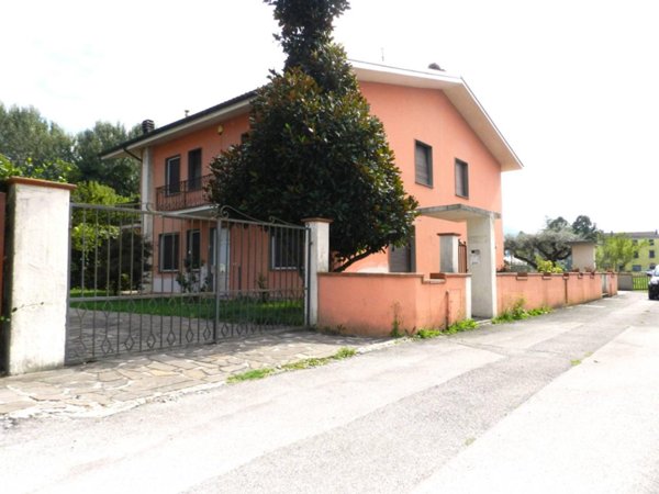 bifamiliare in vendita a Lucca in zona Nave