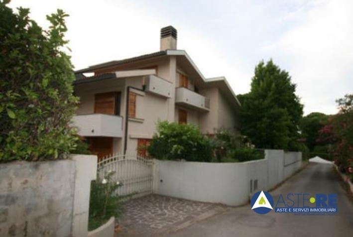casa indipendente in vendita a Lucca in zona San Lorenzo a Vaccoli