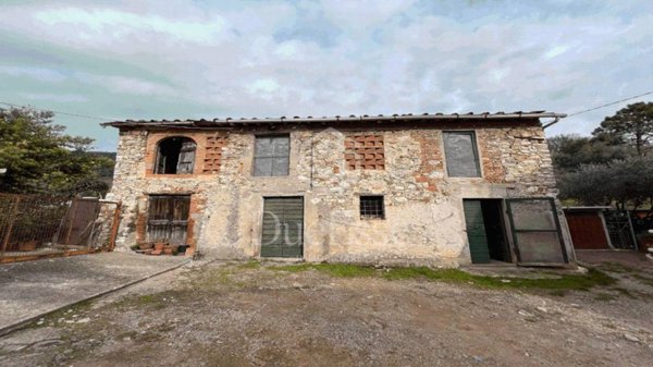 casa indipendente in vendita a Lucca in zona Balbano