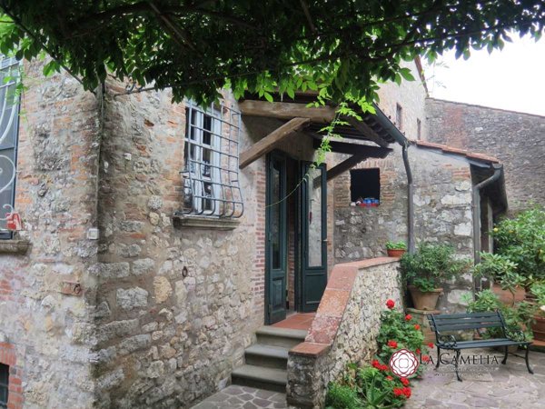casa indipendente in vendita a Lucca in zona Maggiano