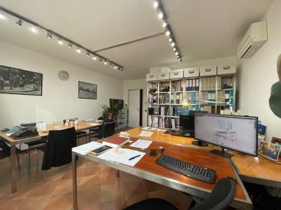 ufficio in vendita a Lucca in zona Picciorana