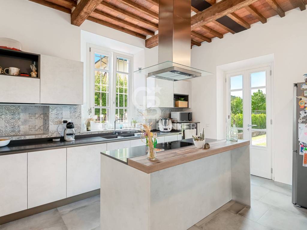 casa indipendente in vendita a Lucca in zona Pozzuolo