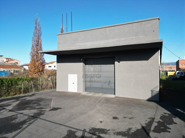 capannone in vendita a Lucca in zona Zona San Concordio