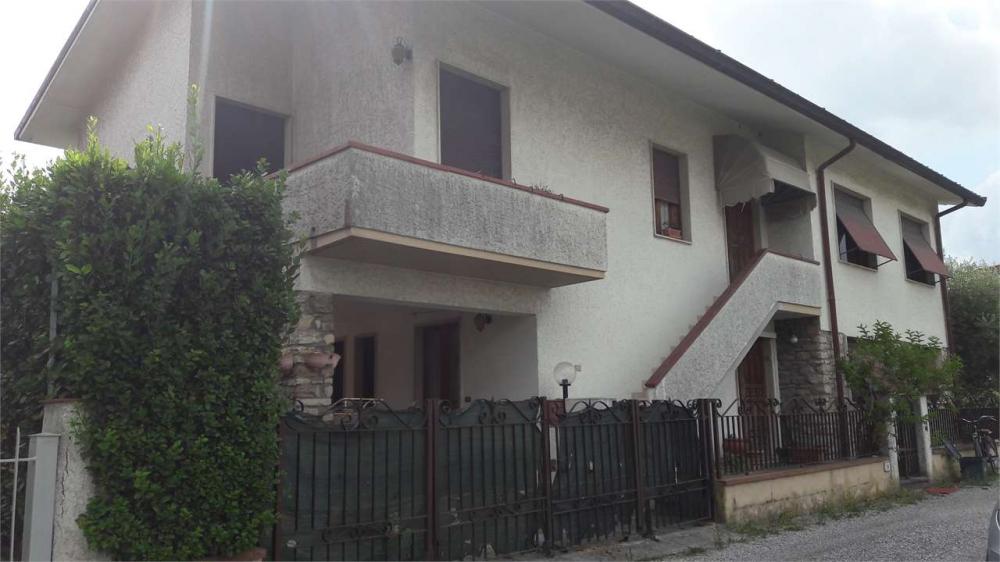 casa indipendente in vendita a Lucca in zona Centro Città