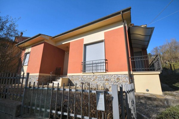 casa indipendente in vendita a Lucca in zona Nozzano