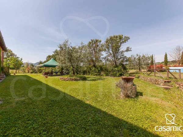 casa indipendente in vendita a Lucca in zona Vallebuia