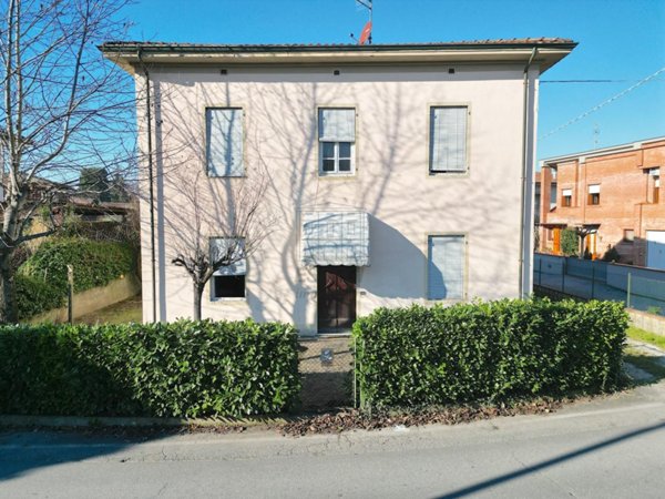 casa indipendente in vendita a Lucca in zona Nave