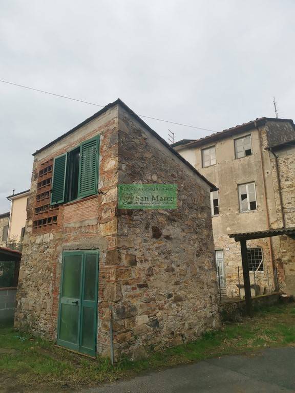 casa indipendente in vendita a Lucca in zona zona Mugnano