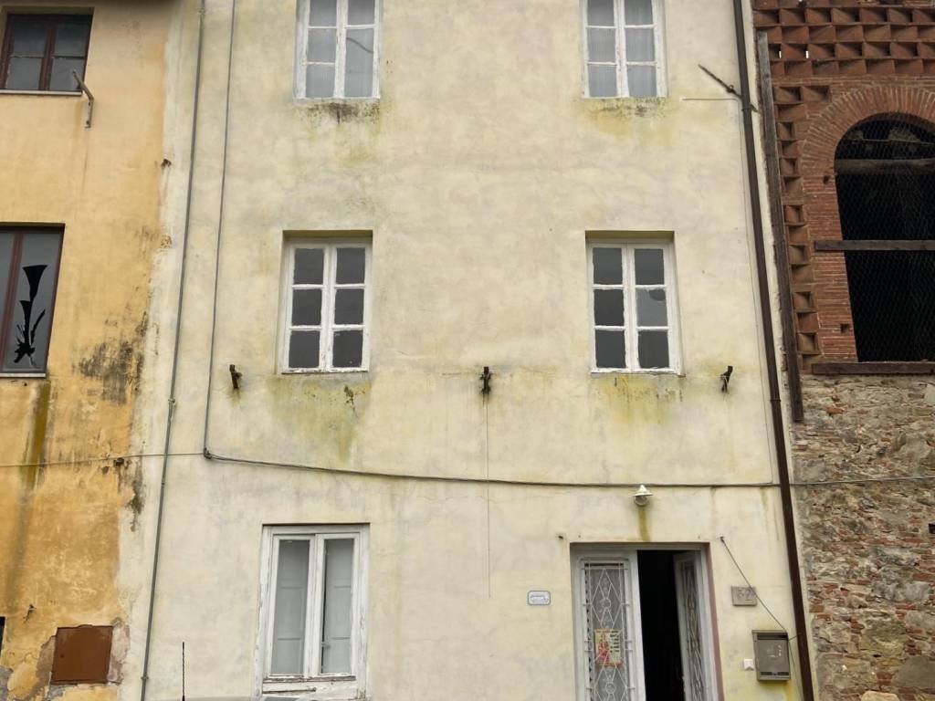 casa indipendente in vendita a Lucca in zona Fagnano