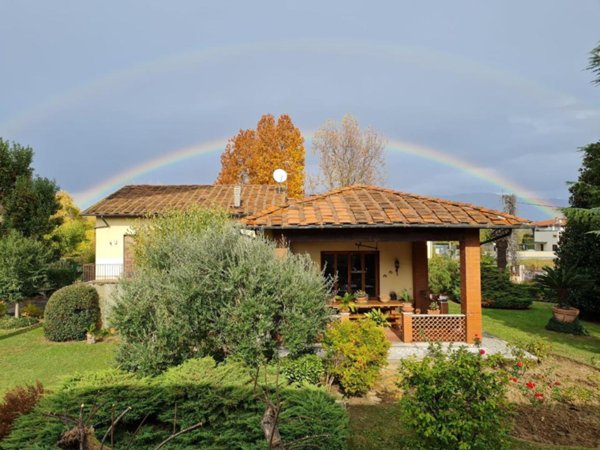 casa indipendente in vendita a Lucca in zona Picciorana