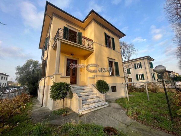 casa indipendente in vendita a Lucca in zona Centro Città