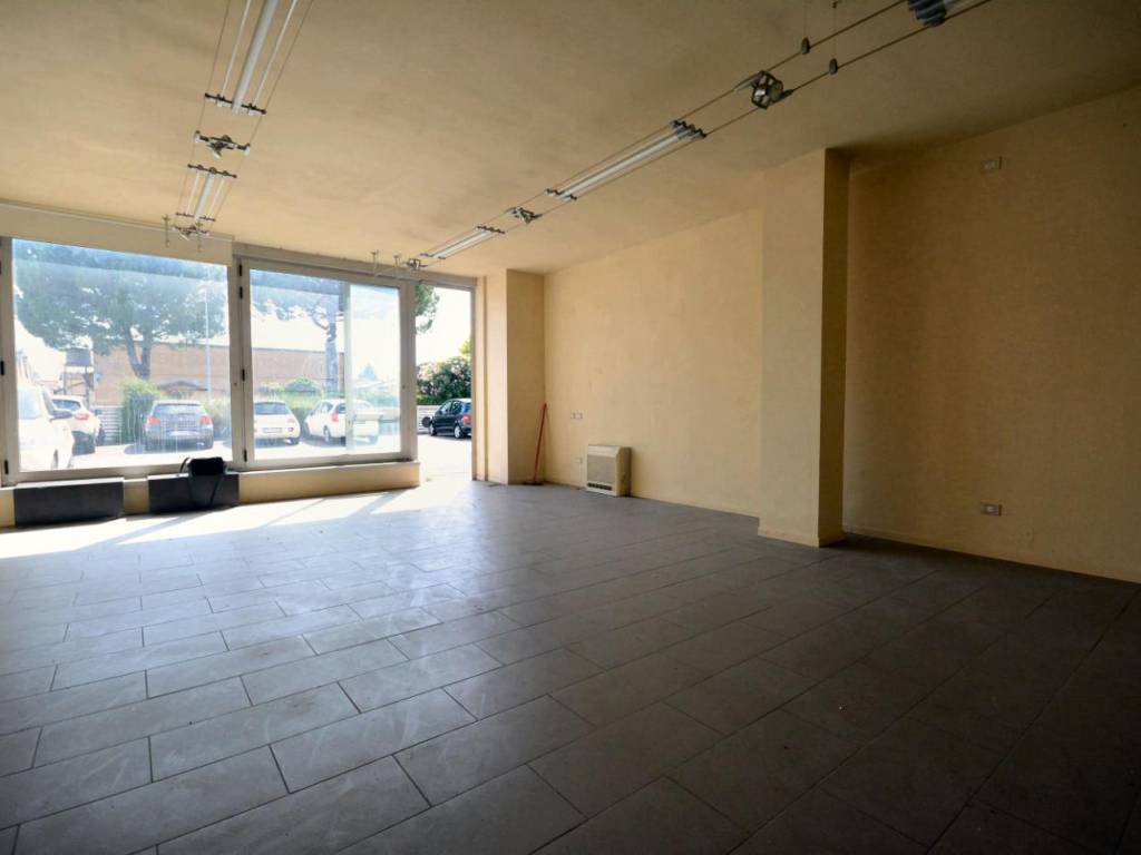 negozio in vendita a Lucca in zona zona SS. Annunziata