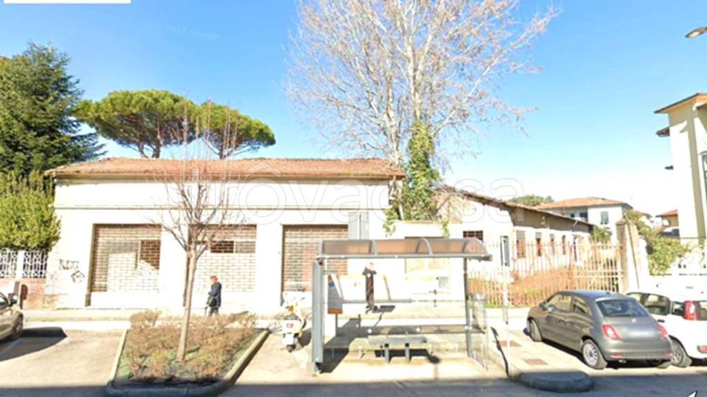 negozio in vendita a Lucca in zona zona Arancio