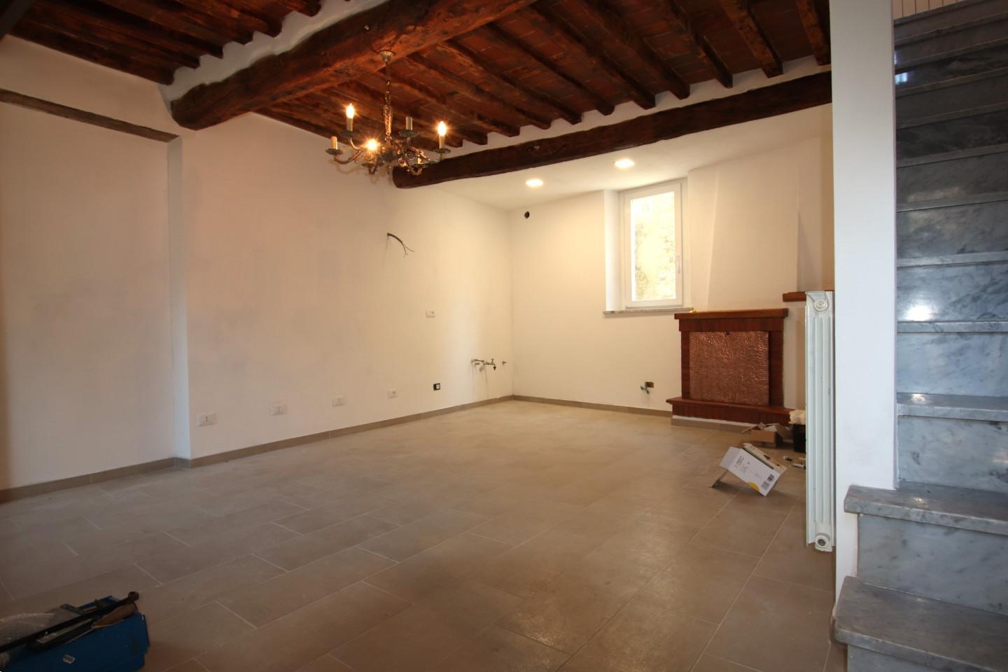 casa indipendente in vendita a Lucca in zona Meati