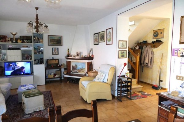 casa indipendente in vendita a Lucca in zona Picciorana