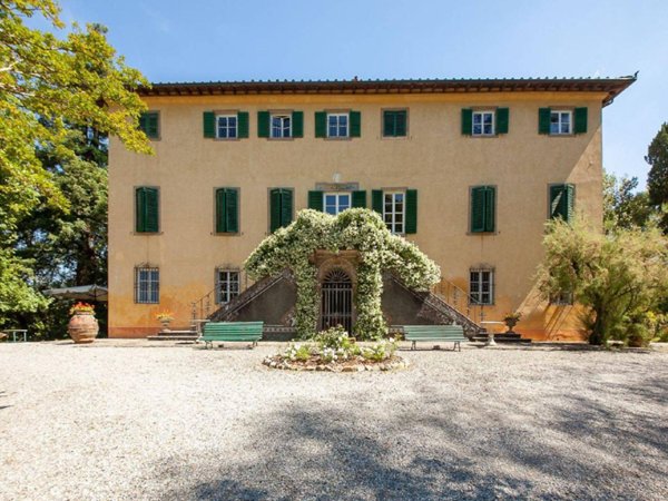 casa indipendente in vendita a Lucca in zona Vallebuia