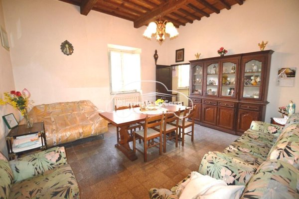 casa indipendente in vendita a Lucca in zona Vallebuia