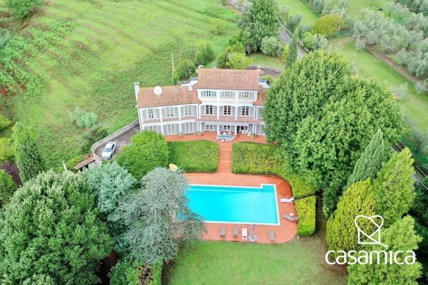 casa indipendente in vendita a Lucca in zona Vallebuia