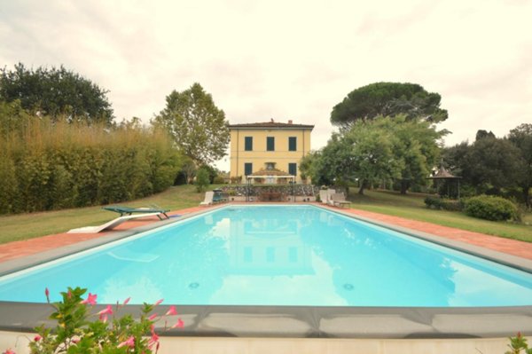 casa indipendente in vendita a Lucca in zona Vallebuia