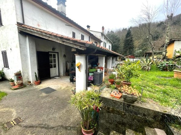 casa indipendente in vendita a Lucca in zona Arliano