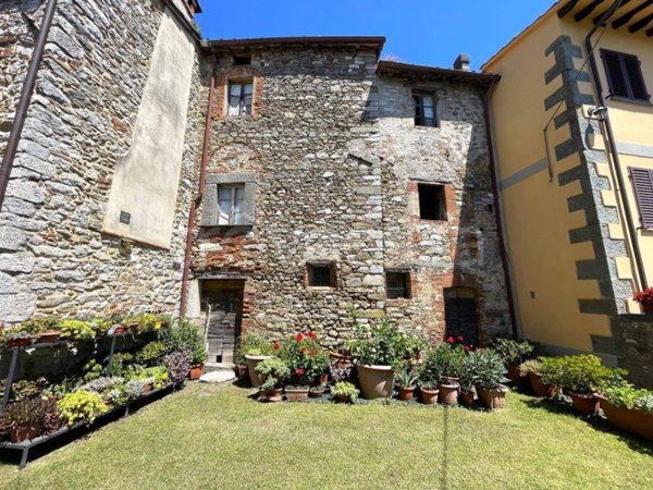 casa indipendente in vendita a Lucca