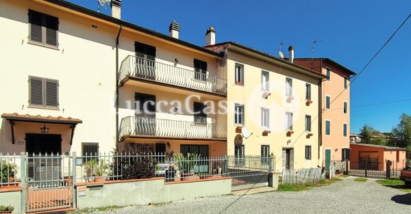 casa indipendente in vendita a Lucca in zona Montuolo