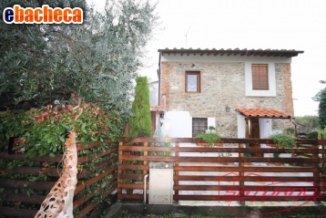 casa indipendente in vendita a Lucca in zona Centro Città