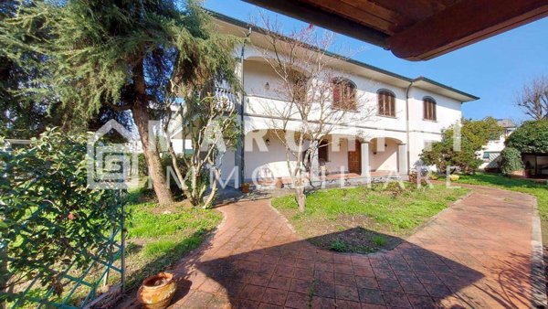 casa indipendente in vendita a Lucca in zona Centro Città