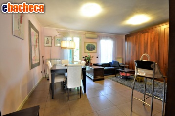 casa indipendente in vendita a Lucca in zona Centro Città