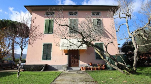 casa indipendente in vendita a Lucca in zona Pontetetto
