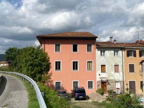 casa indipendente in vendita a Lucca in zona Arliano