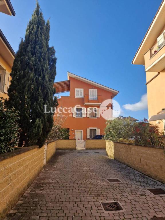 casa indipendente in vendita a Lucca in zona San Pietro a Vico