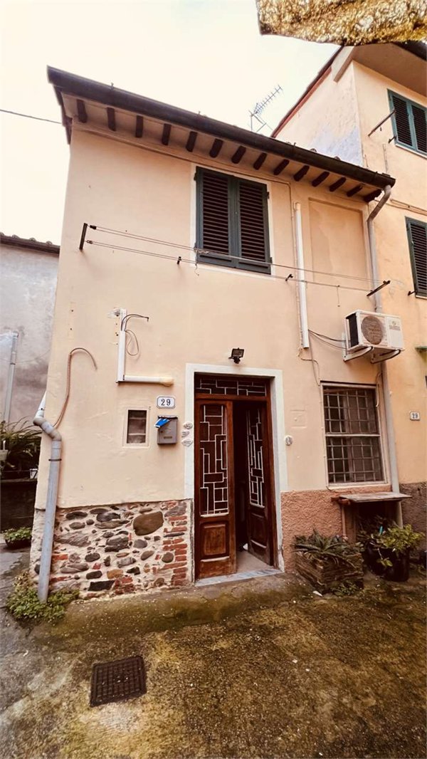 casa indipendente in vendita a Lucca in zona Ponte a Moriano