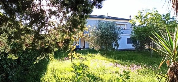 casa indipendente in vendita a Lucca in zona Pontetetto