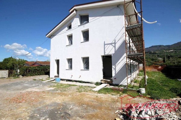casa indipendente in vendita a Lucca