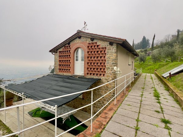 casa indipendente in vendita a Lucca in zona Centro Città