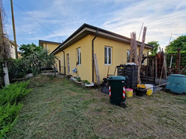 casa indipendente in vendita a Lucca in zona Centro Città