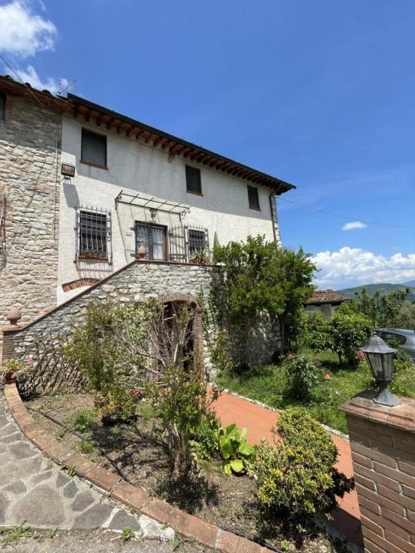 casa semindipendente in vendita a Lucca in zona Chiatri