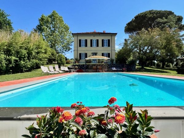 casa indipendente in vendita a Lucca in zona Carignano