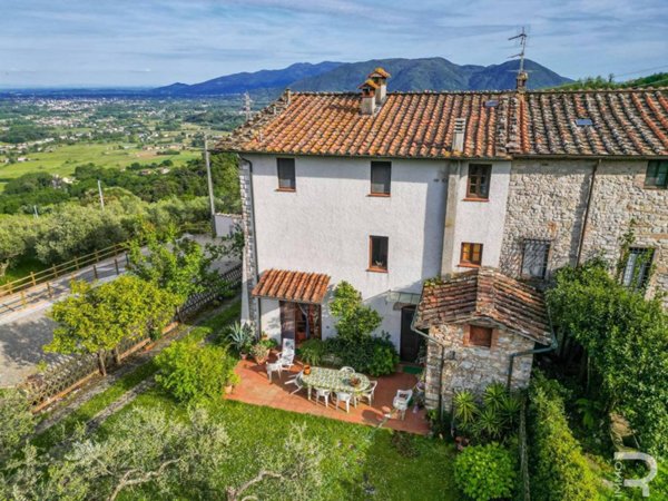 casa indipendente in vendita a Lucca in zona Maggiano