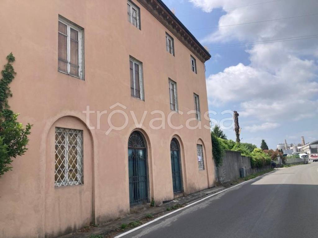 ufficio in vendita a Lucca in zona San Pietro a Vico