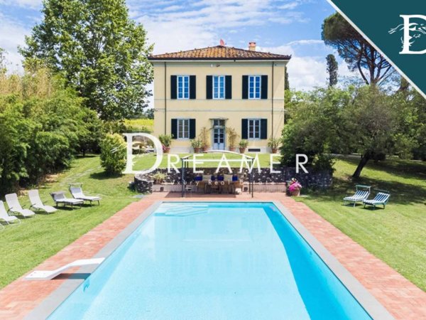 casa indipendente in vendita a Lucca in zona Vallebuia