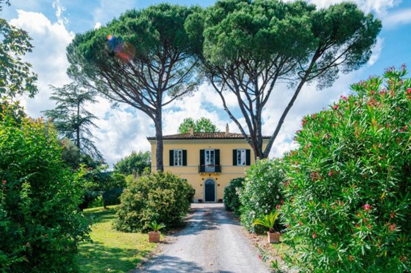 casa indipendente in vendita a Lucca in zona Vallebuia