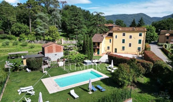 casa indipendente in vendita a Lucca in zona Nozzano