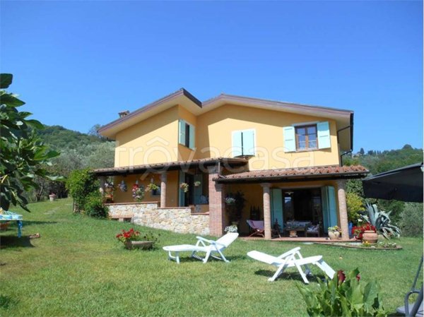 casa indipendente in vendita a Lucca in zona Chiatri