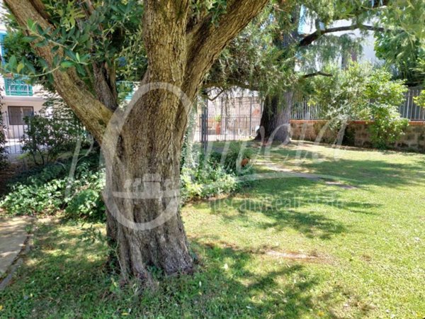casa indipendente in vendita a Lucca in zona Centro Città