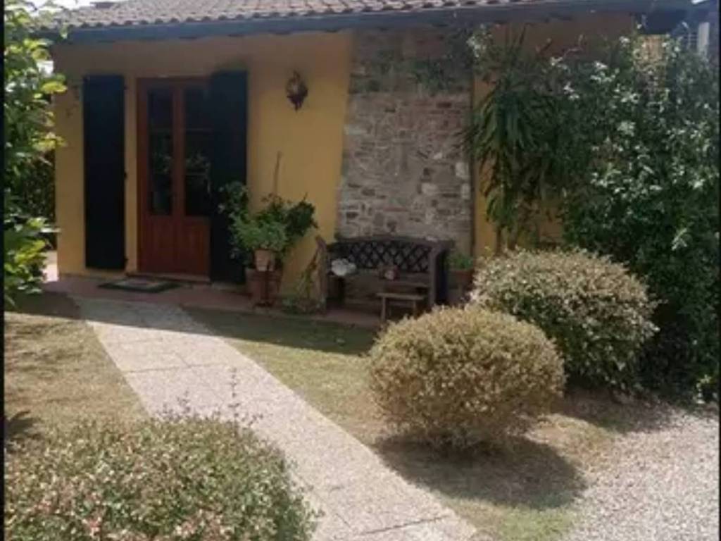 casa indipendente in vendita a Lucca in zona Monte San Quirico