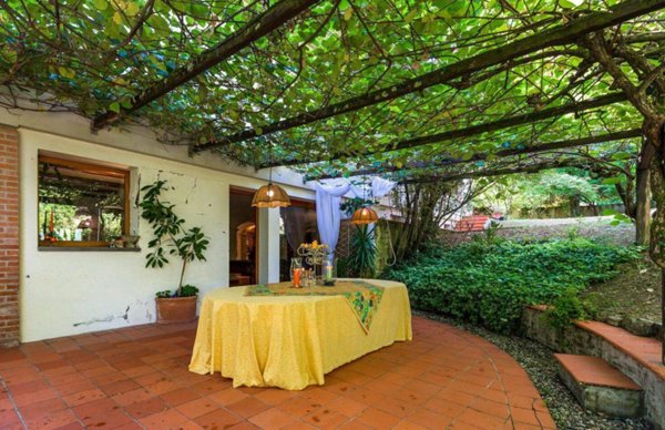 casa indipendente in vendita a Lucca in zona Vallebuia