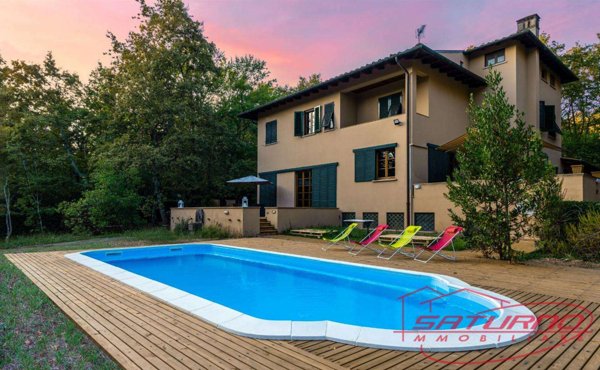 casa indipendente in vendita a Lucca in zona Centro Città