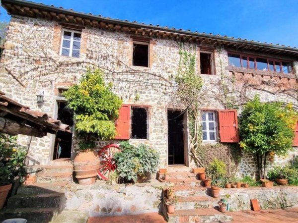 casa indipendente in vendita a Lucca in zona Torre